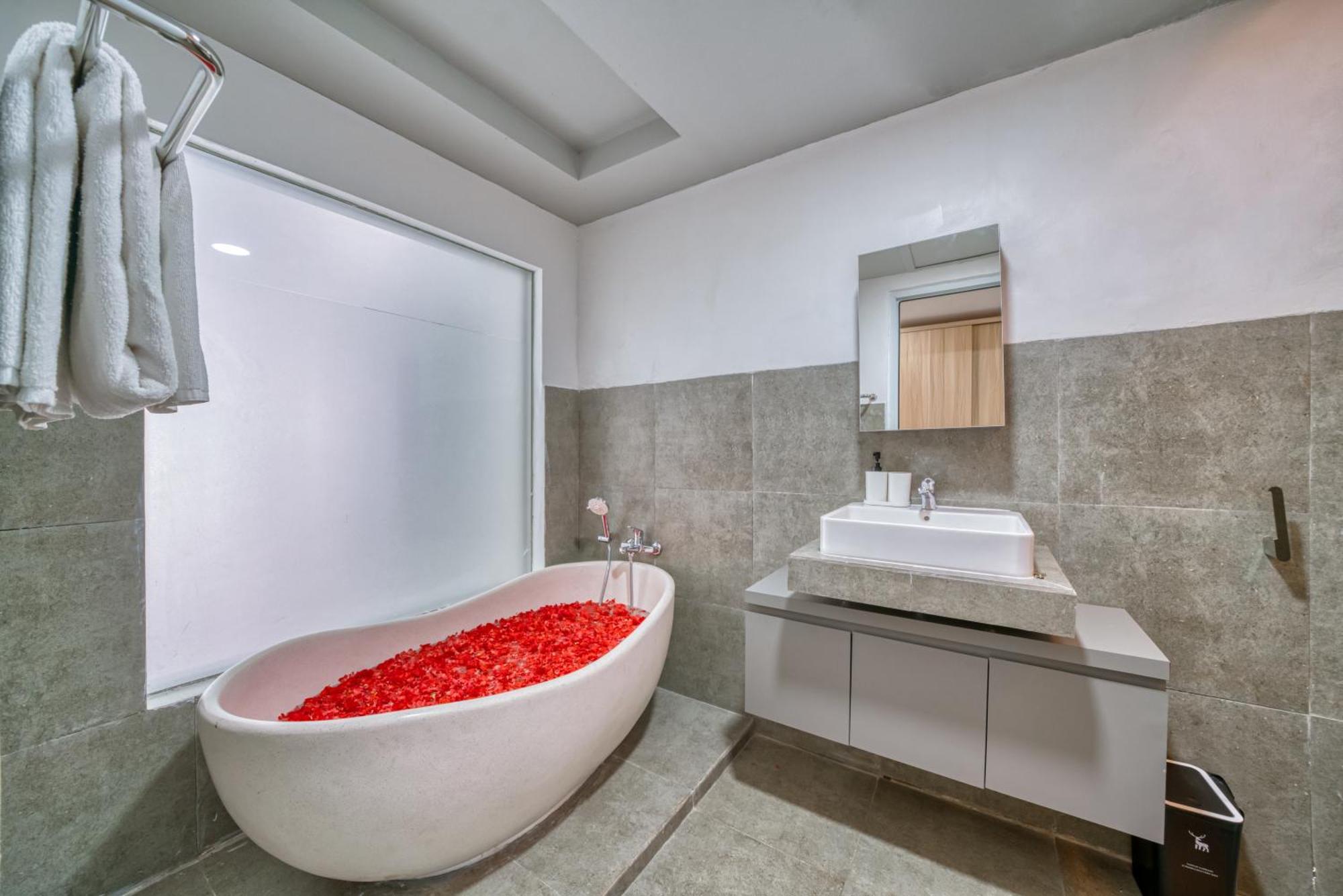 Amazing 3 Bed For Long Term Apartment *